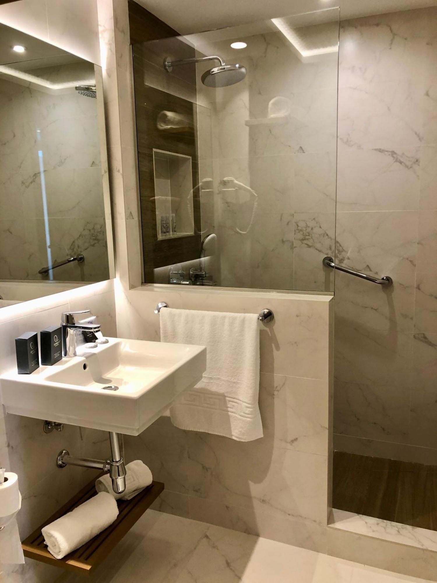 Chambre Double (2 Adultes + 1 Enfant)